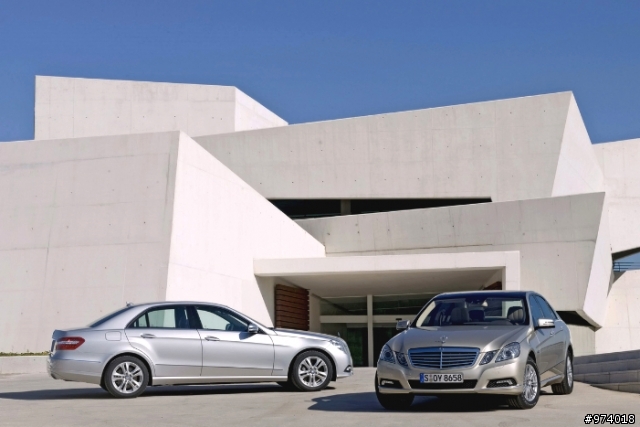 2010 年 Mercedes-Benz 新 E-Class．沙龍照片．圖多