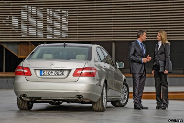 2010 年 Mercedes-Benz 新 E-Class．沙龍照片．圖多