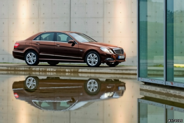 2010 年 Mercedes-Benz 新 E-Class．沙龍照片．圖多