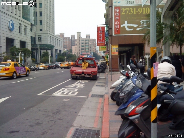 跟你要錢的拖吊車 也會摸魚打混? 佔用公車停靠區? 執行公務? 有圖有真相!