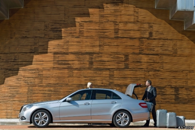 2010 年 Mercedes-Benz 新 E-Class．沙龍照片．圖多
