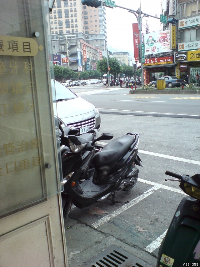 新店遇到偽裝車