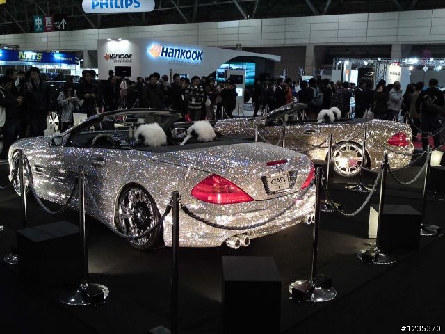 2009東京改裝車大展--鑲上千萬碎鑽的俗又有力的SL！