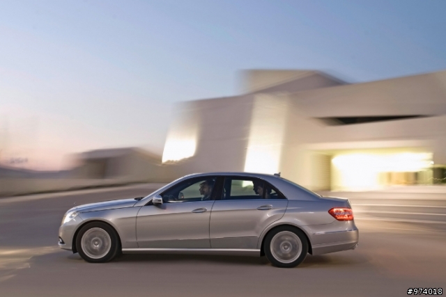 2010 年 Mercedes-Benz 新 E-Class．沙龍照片．圖多