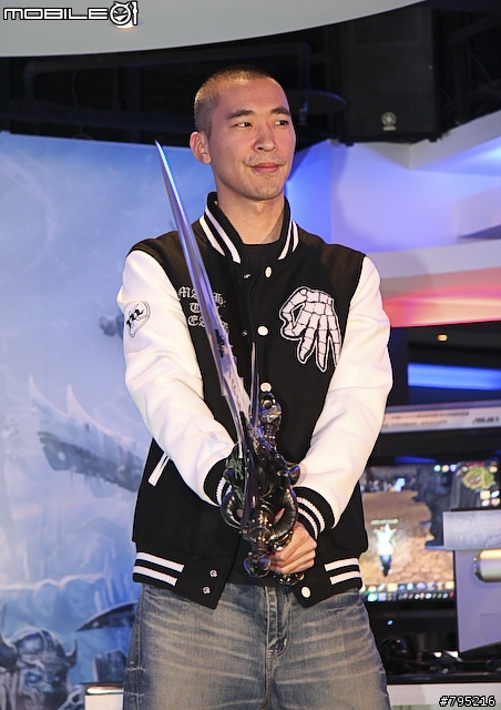 【新聞】明星玩家現身！黃立行挑戰台灣魔獸代表隊