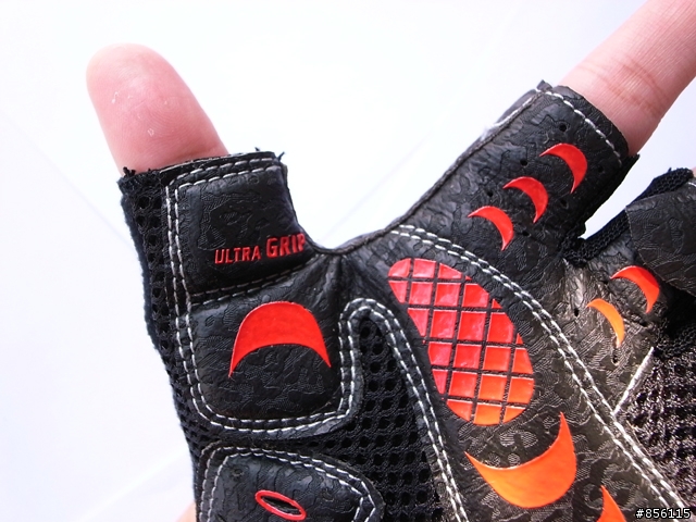 [分享] 保護虎口的單車手套LOUIS GARNEAU-AIR GEL CARBON