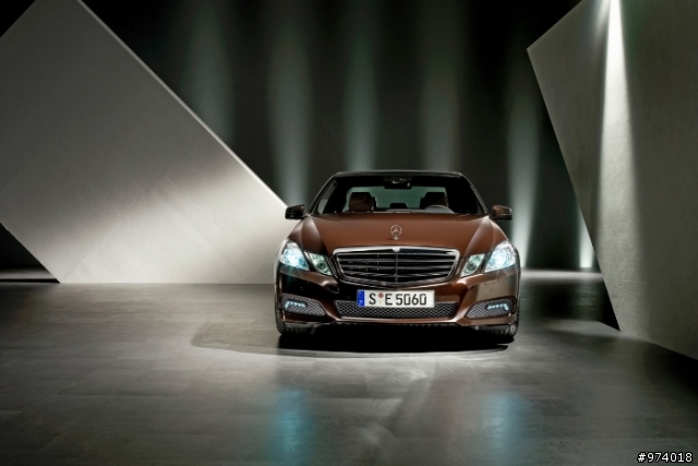 2010 年 Mercedes-Benz 新 E-Class．沙龍照片．圖多