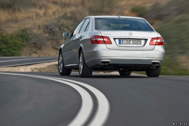 2010 年 Mercedes-Benz 新 E-Class．沙龍照片．圖多