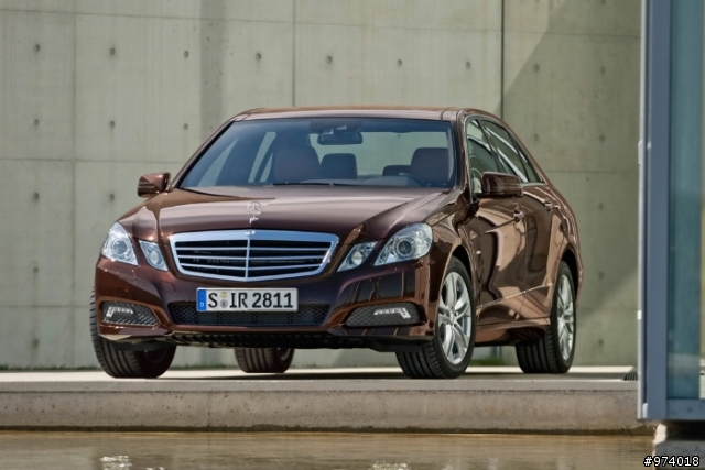2010 年 Mercedes-Benz 新 E-Class．沙龍照片．圖多