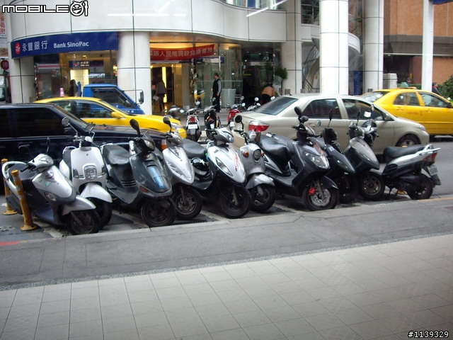 請問這圖中台灣路邊停車的景象