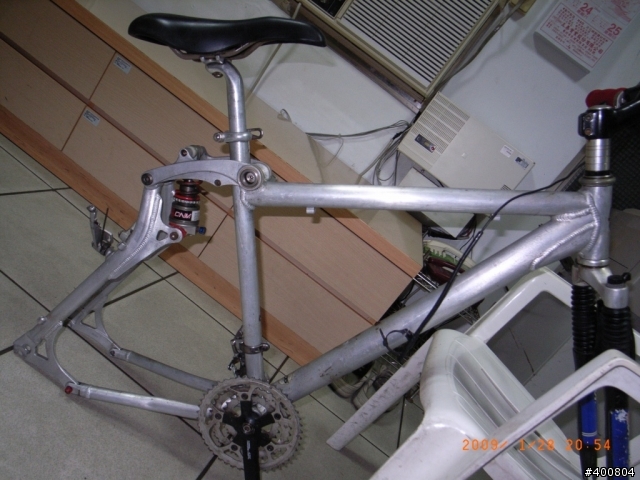 請位各位大大這台車架