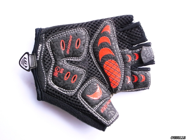 [分享] 保護虎口的單車手套LOUIS GARNEAU-AIR GEL CARBON