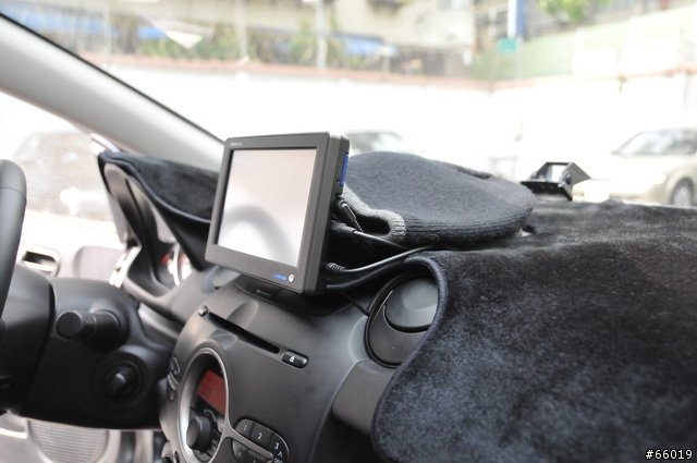 [開箱]享受VENTURI VN760帶給Mazda2的最佳視野！衛星導航、數位電視、倒車顯影一次到位