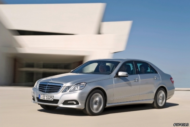 2010 年 Mercedes-Benz 新 E-Class．沙龍照片．圖多