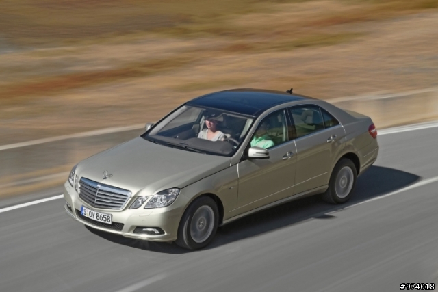2010 年 Mercedes-Benz 新 E-Class．沙龍照片．圖多