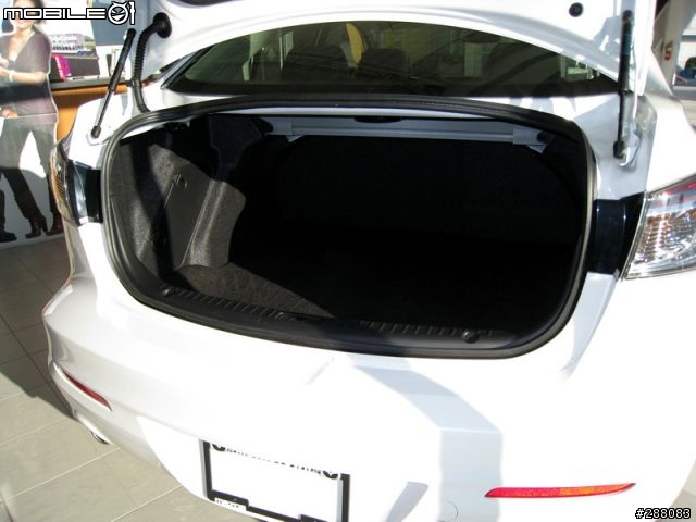 [2/8更新] [新增照片在57樓!]2010年式 MAZDA 3 5Dr/4Dr實車搶先看!!!