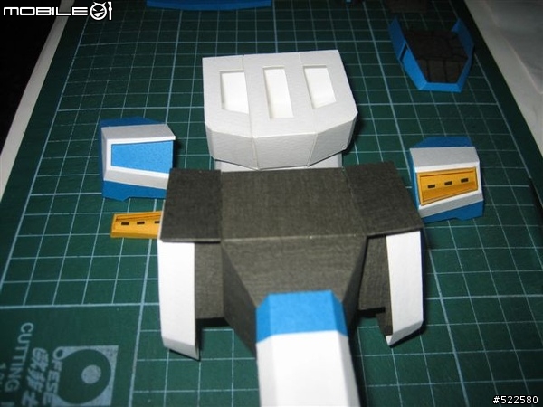 June設計的Hi_nu_Gundam (紙模型)