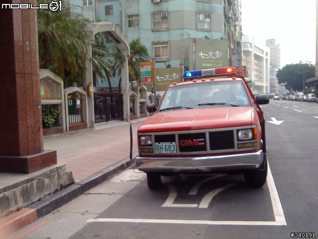 跟你要錢的拖吊車 也會摸魚打混? 佔用公車停靠區? 執行公務? 有圖有真相!