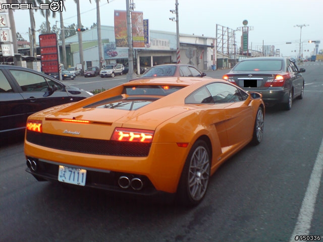 今天在台南遇到 掛著試牌車Lamborghini 有誰知道這是哪一台阿?