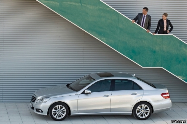 2010 年 Mercedes-Benz 新 E-Class．沙龍照片．圖多