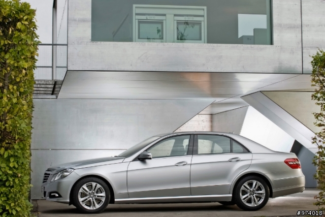 2010 年 Mercedes-Benz 新 E-Class．沙龍照片．圖多
