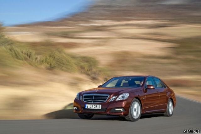 2010 年 Mercedes-Benz 新 E-Class．沙龍照片．圖多