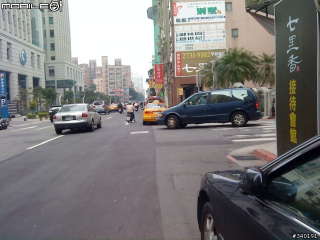 跟你要錢的拖吊車 也會摸魚打混? 佔用公車停靠區? 執行公務? 有圖有真相!