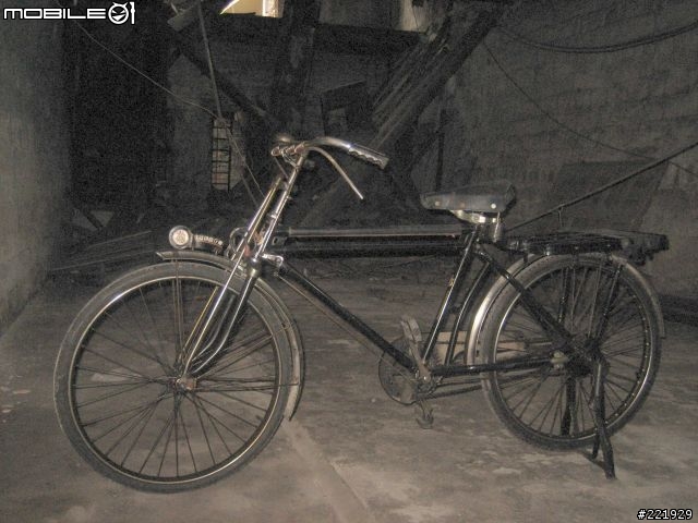 古厝裡的古董自行車