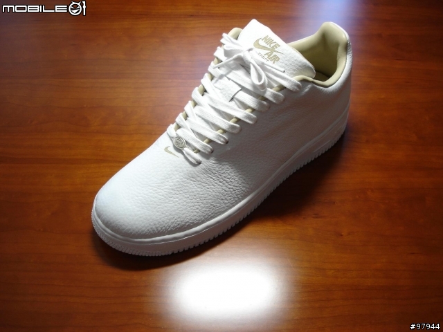 [分享] 個人珍藏 NIKE AIR FORCE 1  LTD 限量發售 全白真皮+ 完全無縫線版 !!