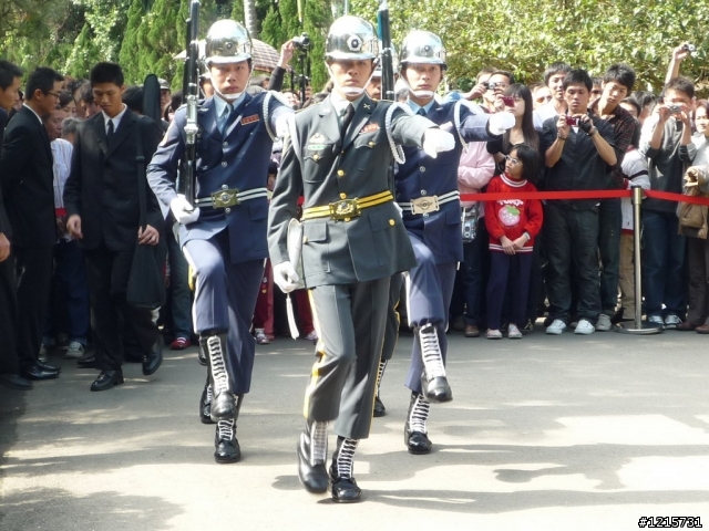 今天中午去大溪陵寢剛好遇到衛兵交接儀式..有看頭喔！（有照片）