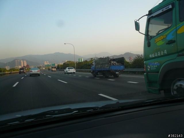 今天在高速公路上 看到了單車   請問……