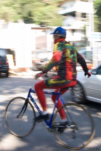 有人認識這位不用裝車把騎車的奇人嗎?