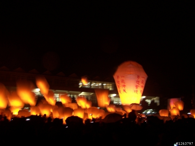 2009.2.7 平溪鄉 警察常常在拍我們照 換我們拍回去ˋˊ