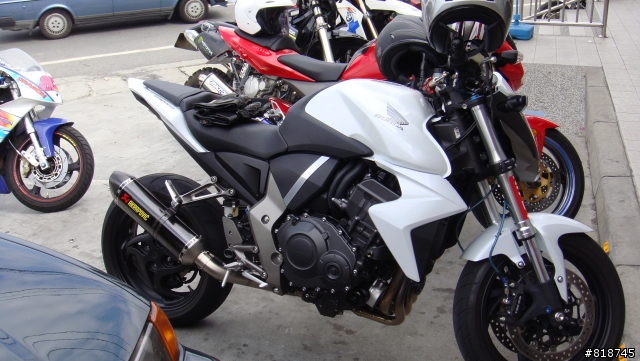 [分享]版上有HONDA CB1000R的車主嗎^^
