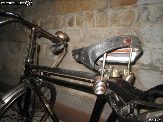 古厝裡的古董自行車