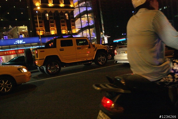 高雄市驚見HUMMER H2