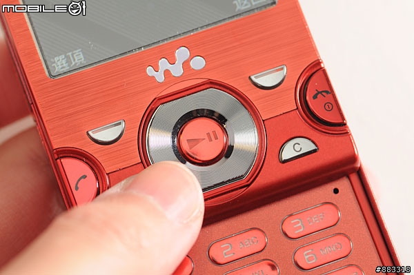 [快訊]SE W995八百萬畫素音樂手機台灣搶拍