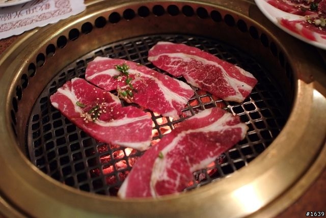 大口吃肉 快意人生 一番館食記