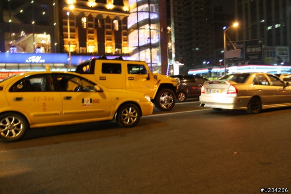 高雄市驚見HUMMER H2