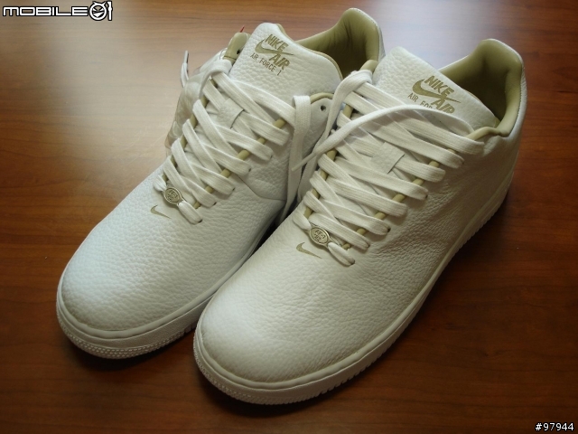 [分享] 個人珍藏 NIKE AIR FORCE 1  LTD 限量發售 全白真皮+ 完全無縫線版 !!