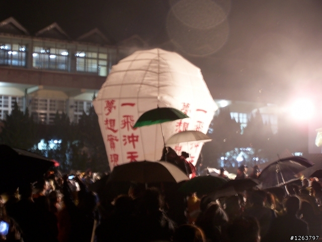 2009.2.7 平溪鄉 警察常常在拍我們照 換我們拍回去ˋˊ