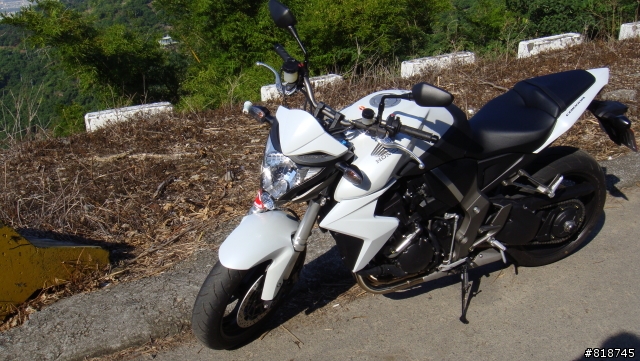 [分享]版上有HONDA CB1000R的車主嗎^^