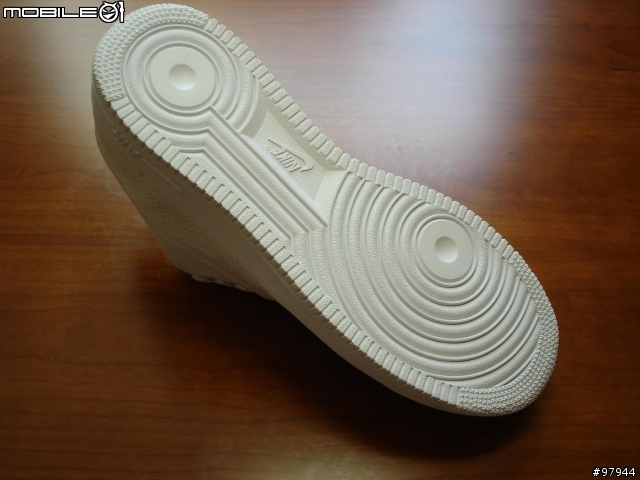 [分享] 個人珍藏 NIKE AIR FORCE 1  LTD 限量發售 全白真皮+ 完全無縫線版 !!