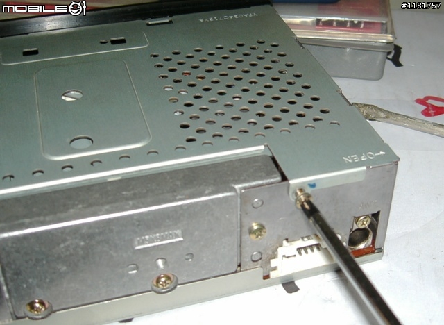 [教學]三菱VIRAGE原廠Panasonic汽車音響型號CQ-E525C(1)主機拆解換LED燈泡