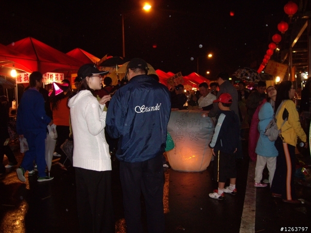 2009.2.7 平溪鄉 警察常常在拍我們照 換我們拍回去ˋˊ