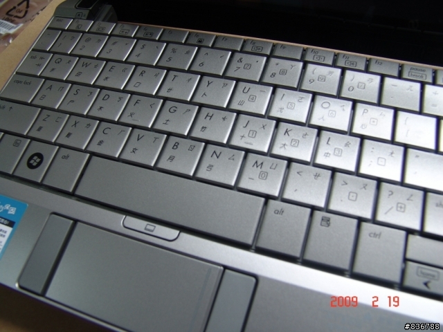 開箱分享--燒燒燒~~ HP Mini 2140 10吋超迷你時尚銀筆記