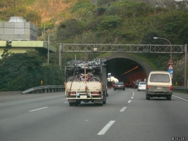 今天在高速公路上 看到了單車   請問……