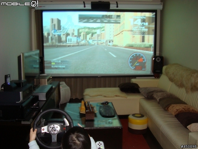 [分享文]把大型電玩搬回家：小豬排折疊款電玩賽車架+羅技頂級方向盤G25+Full HD投影機Optoma HD80