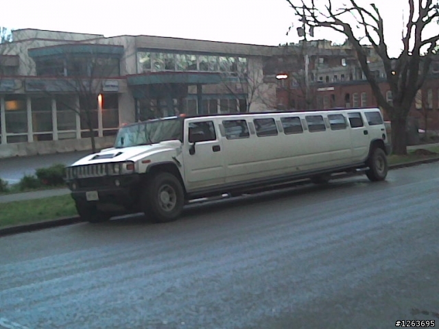 自己拍的加長型悍馬車