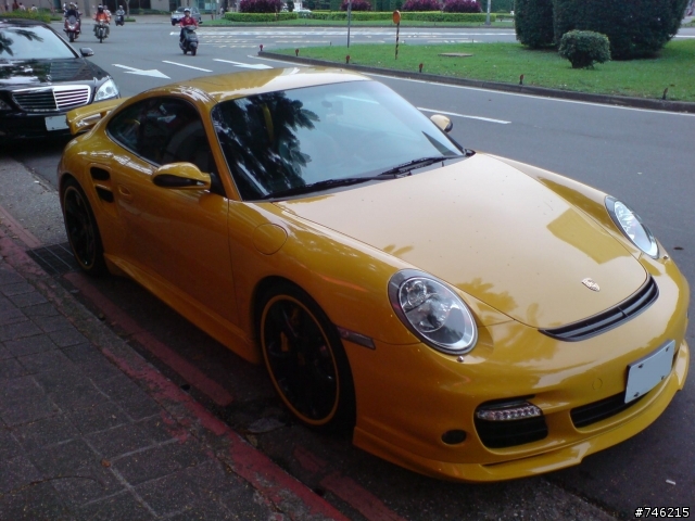 想請問一下這台PORSCHE的型號